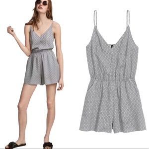 H&M Divided V Cut Geo Print Short Romper With Pockets Black/White Size 4